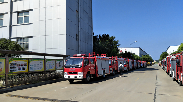 20臺(tái)國五東風(fēng)小多利卡2.5噸水罐消防車順利交車